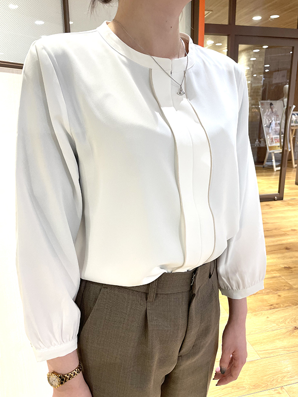 ベージュのノーカラースーツ