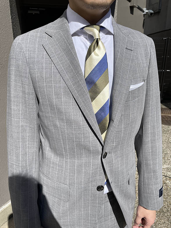 春の訪れを感じさせるコーデ