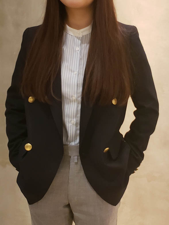 メタルボタンのネイビージャケット