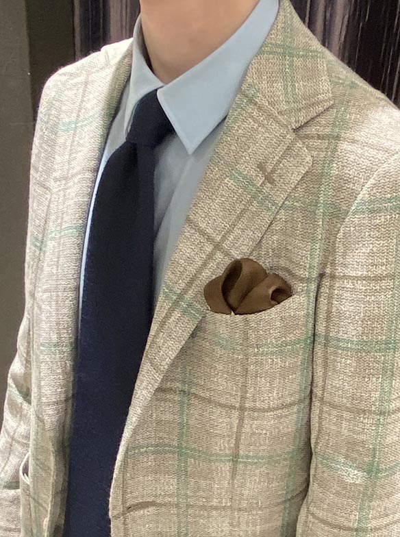 春の訪れを感じさせるコーデ