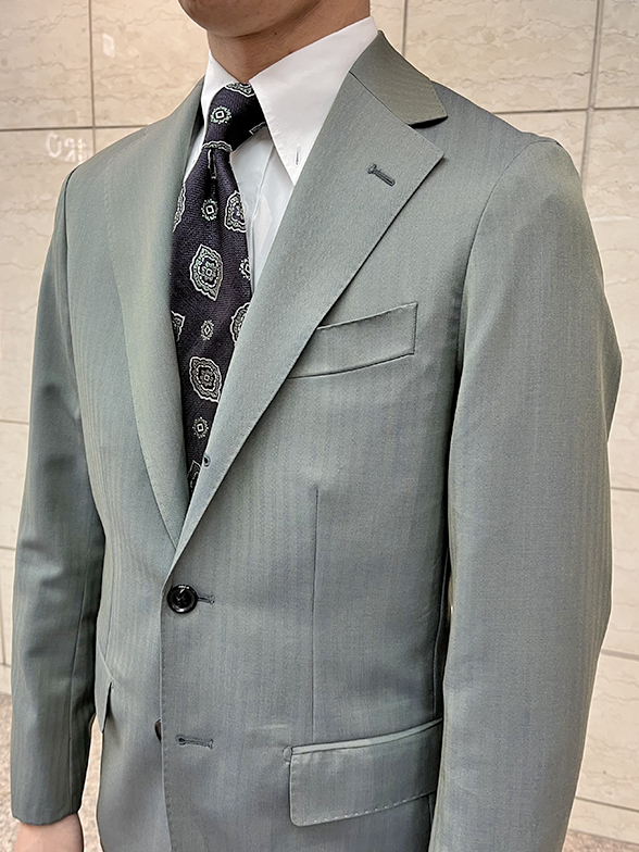 玉虫の光沢が目を惹く1着