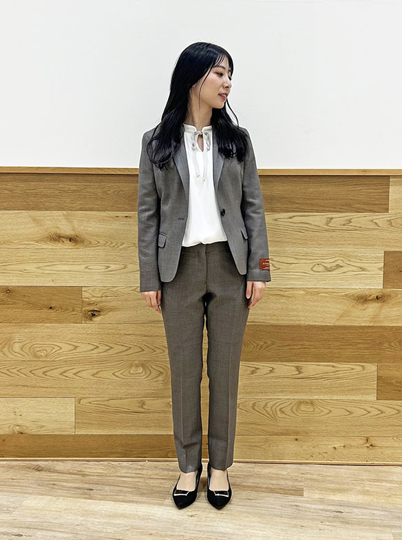 女性らしい柔らかいブラウンカラー