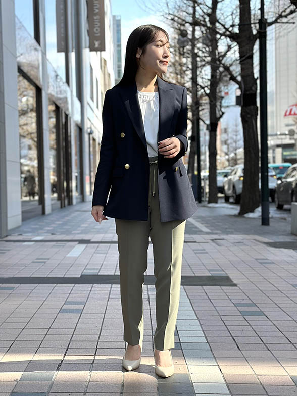 紺ブレでトラッドなオフィスコーデ
