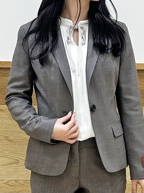 女性らしい柔らかいブラウンカラー