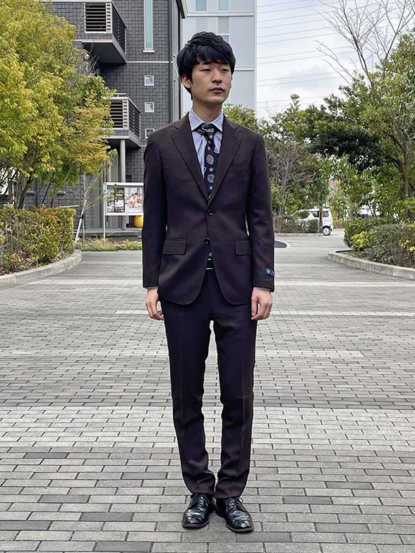 マットなダークブラウンスーツ