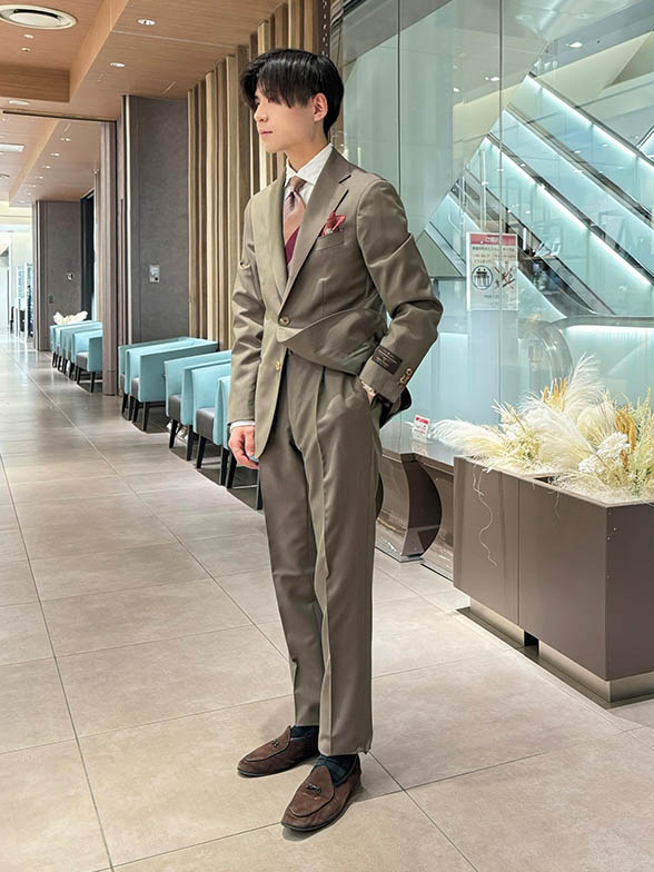 太陽光の下で色が変わる写真映えスーツ