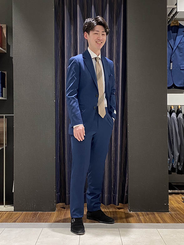 目を惹くブルースーツ