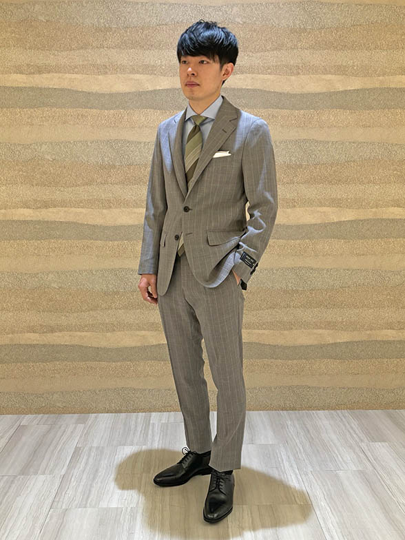 爽やかなライトグレーのスーツ