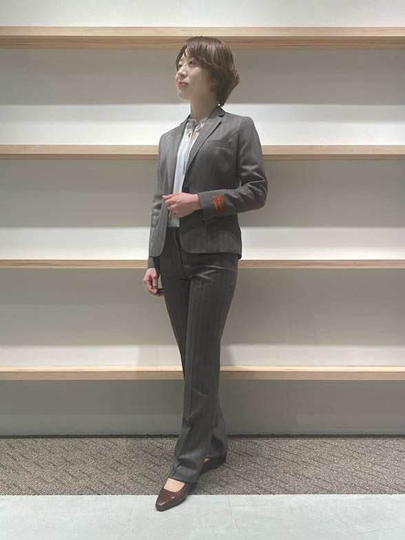 トレンドを取り入れたウィメンズスーツ