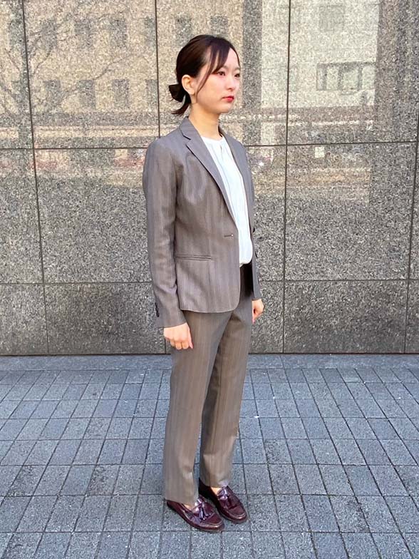 落ち着いたグレージュ