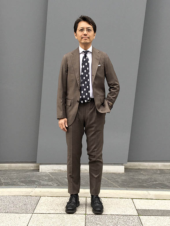 シックな春のスーツスタイル