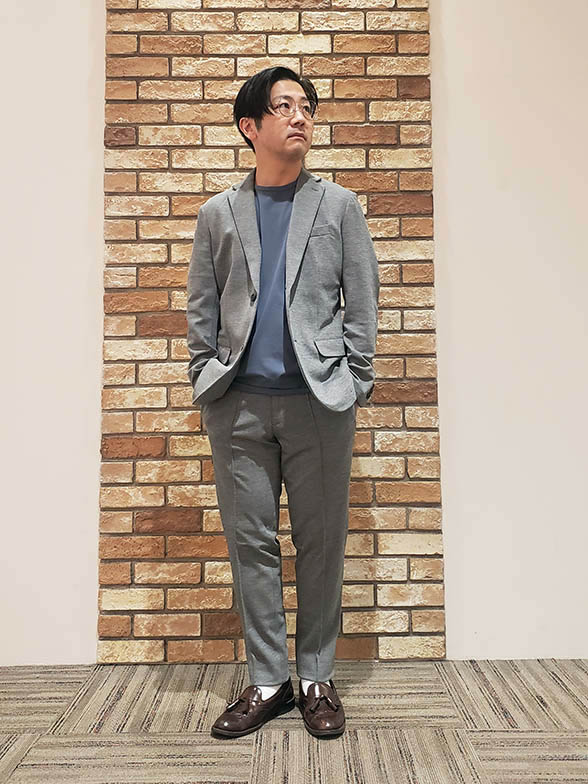 セットアップにTシャツを合わせ活発さを演出