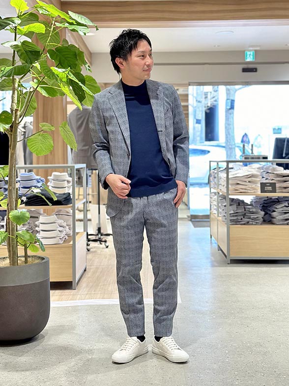 新作ニットを合わせた涼しげなスタイリング