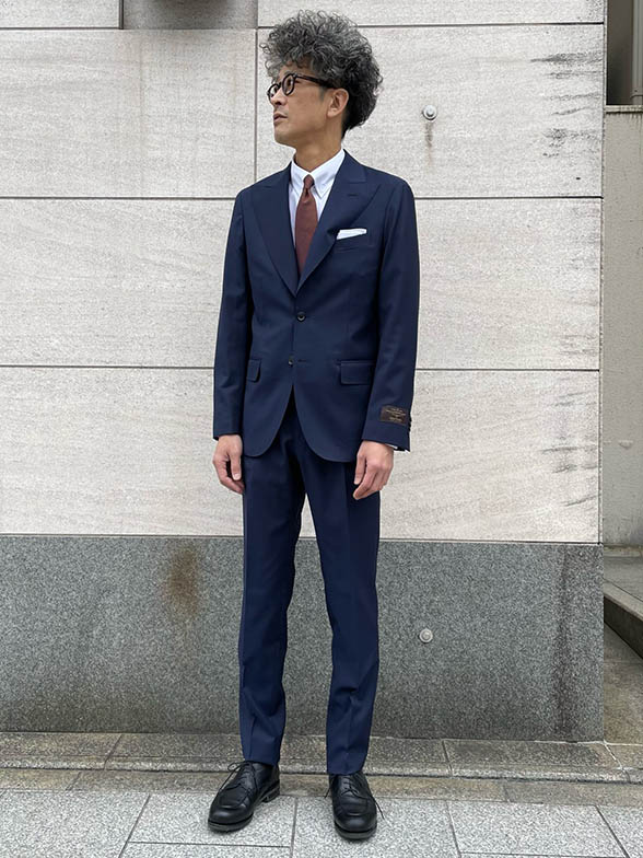 ウール・カシミアの優雅で華やかなスーツ