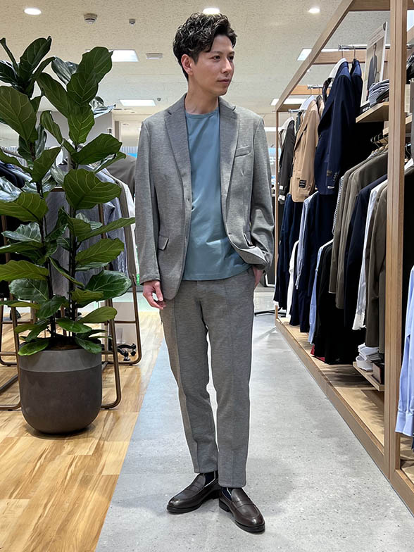 明るいグレーのセットアップ