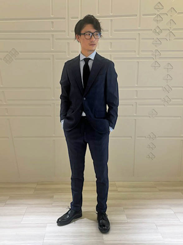 ニットタイで洒落た大人な雰囲気を演出