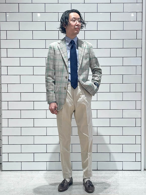 春らしいベージュジャケット