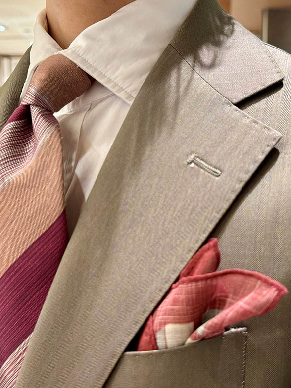 太陽光の下で色が変わる写真映えスーツ