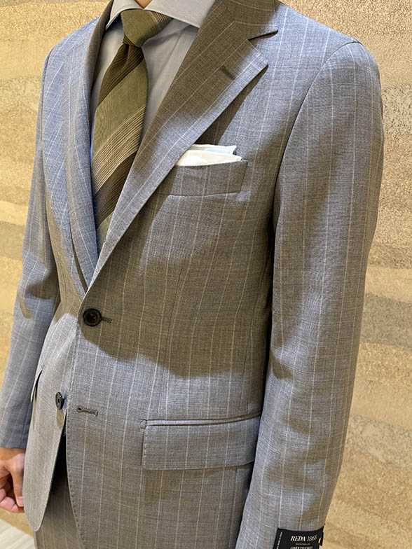 爽やかなライトグレーのスーツ