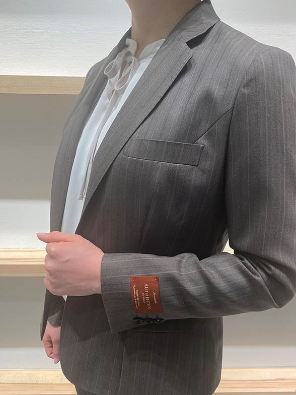 トレンドを取り入れたウィメンズスーツ