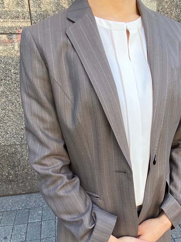 落ち着いたグレージュ