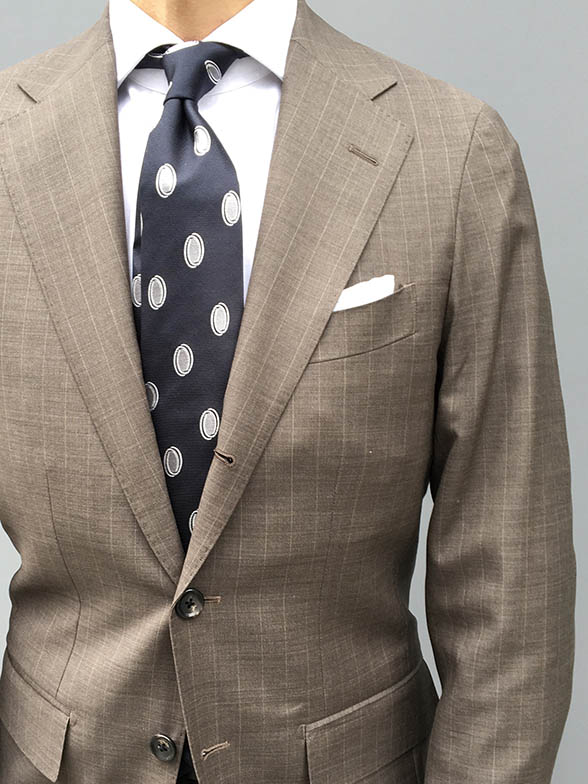 シックな春のスーツスタイル