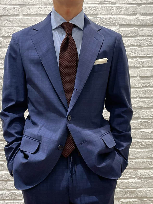 ジャージー素材でもきちんと感ある印象に