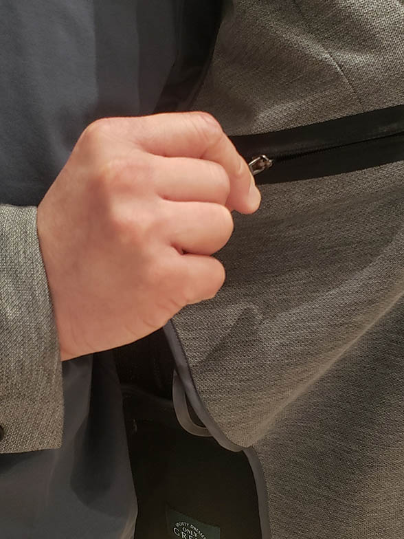 セットアップにTシャツを合わせ活発さを演出