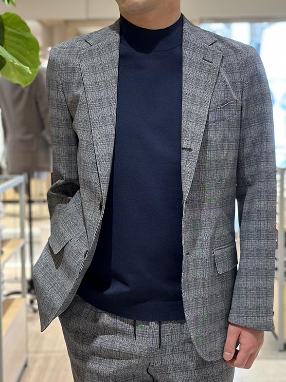 新作ニットを合わせた涼しげなスタイリング