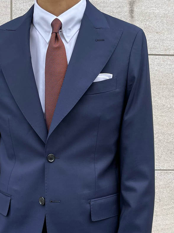 ウール・カシミアの優雅で華やかなスーツ