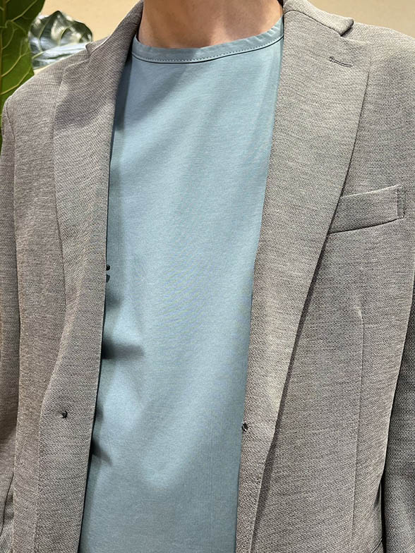 明るいグレーのセットアップ