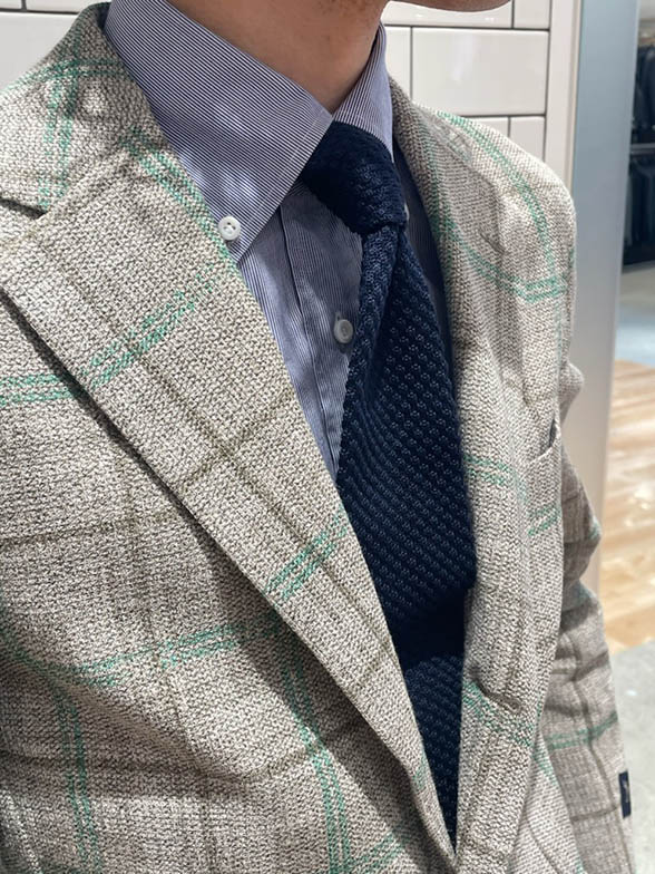 春らしいベージュジャケット