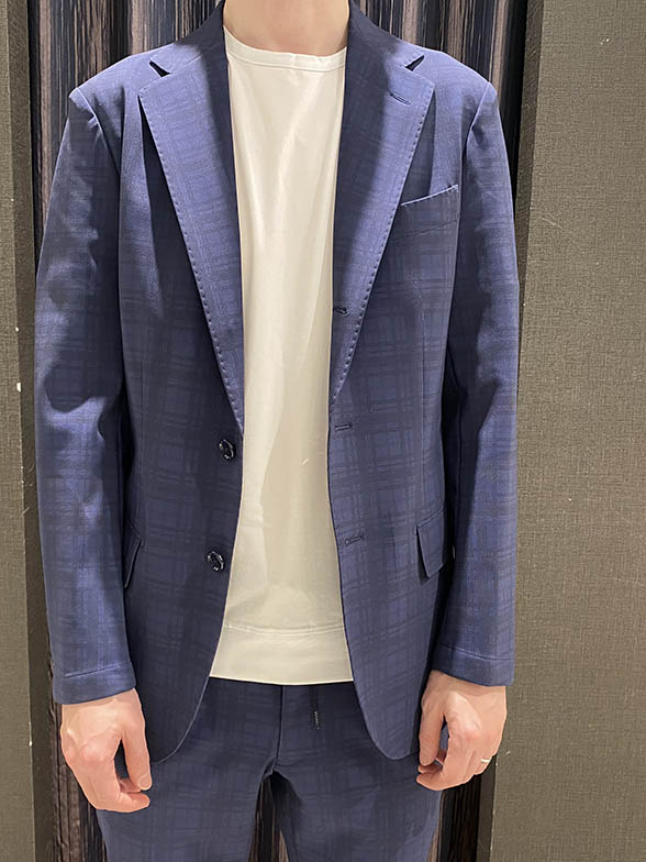 上品なチェック柄のセットアップ