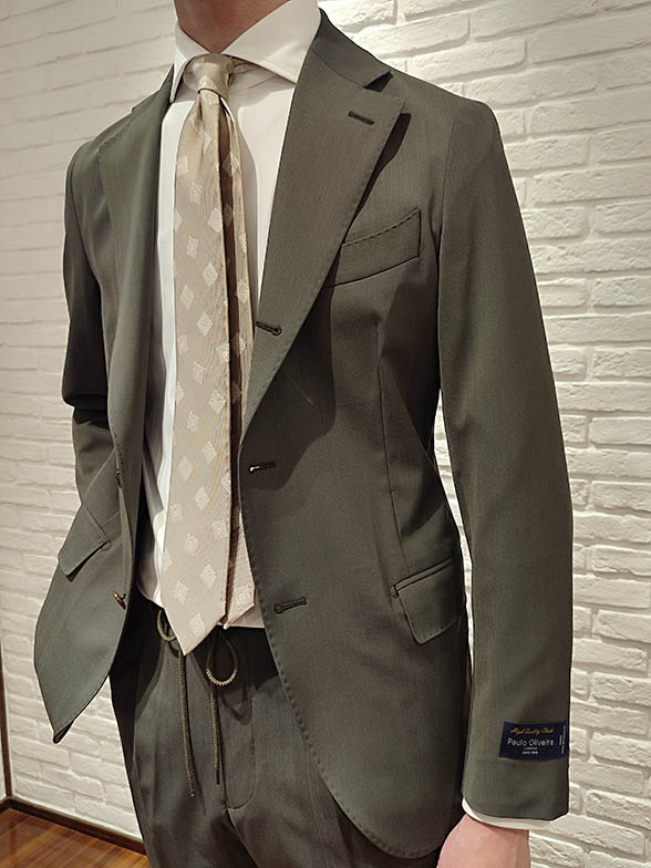 奥ゆきあるグリーンカラー