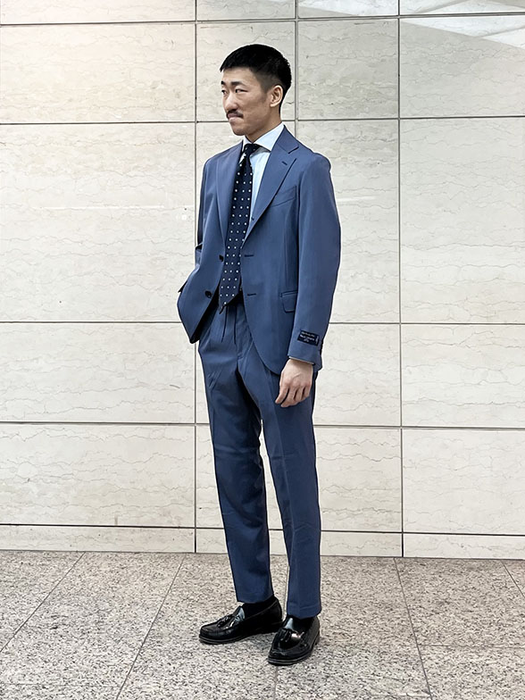 目を惹くブルーセットアップ