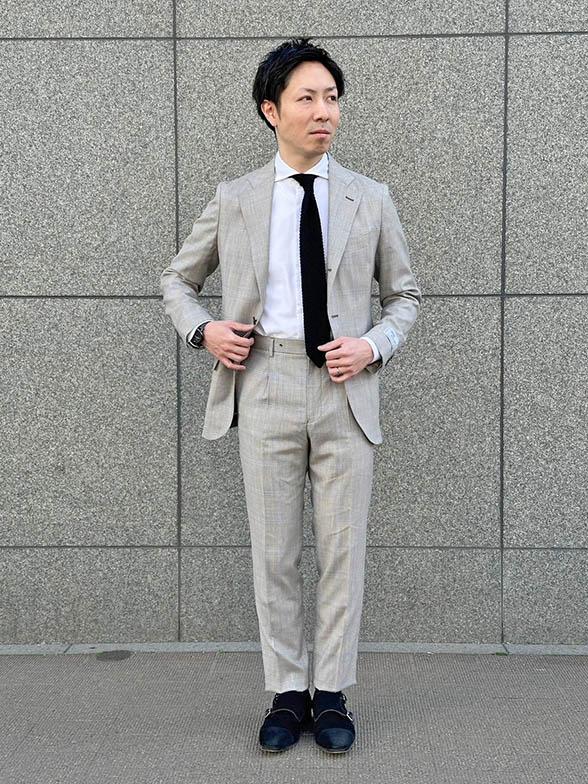 遊び心ある春のタイドアップコーデ