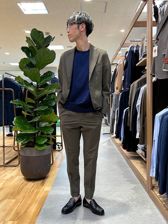 オリーブグリーンカラーで春らしく