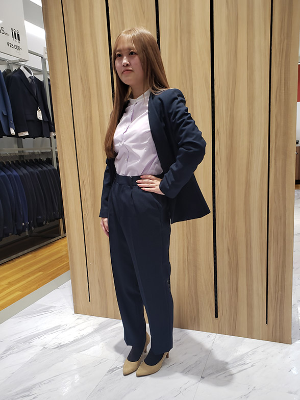 エレガントな雰囲気のノーカラー