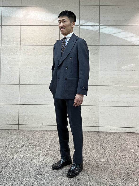 ブルーがかったチャコールグレー