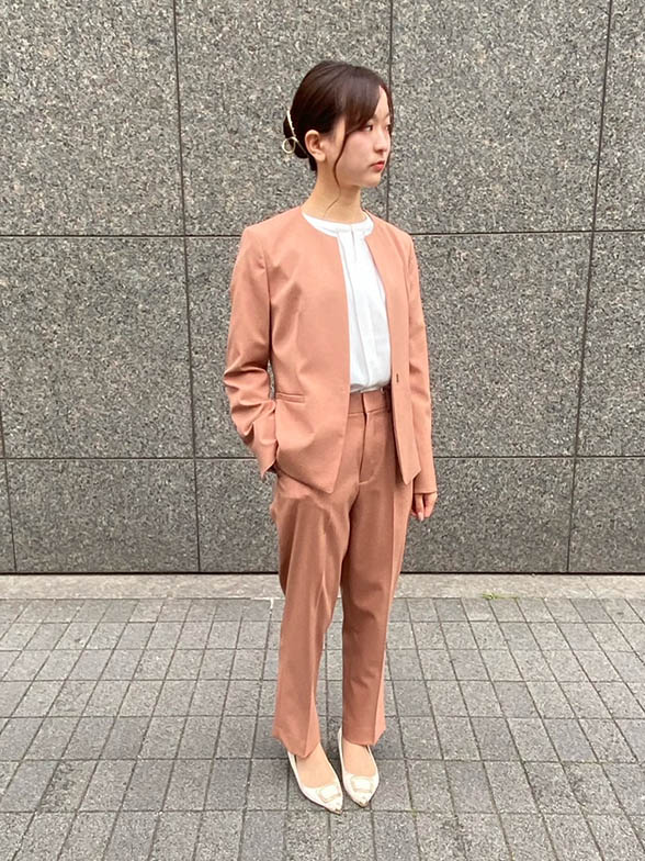 鮮やかな色味が目を引くスーツ