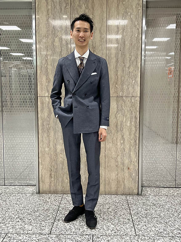 サッカー生地をシックに着こなすコーデ