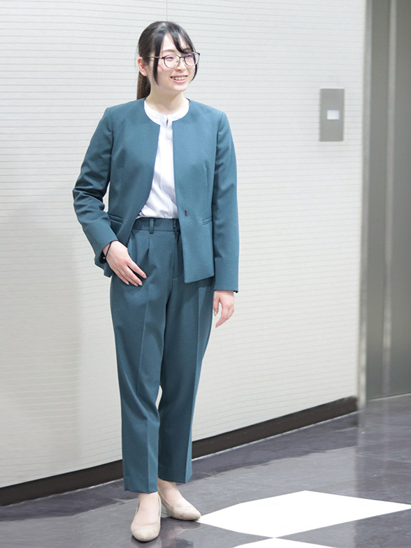 目を惹くカラーが特徴のスーツ