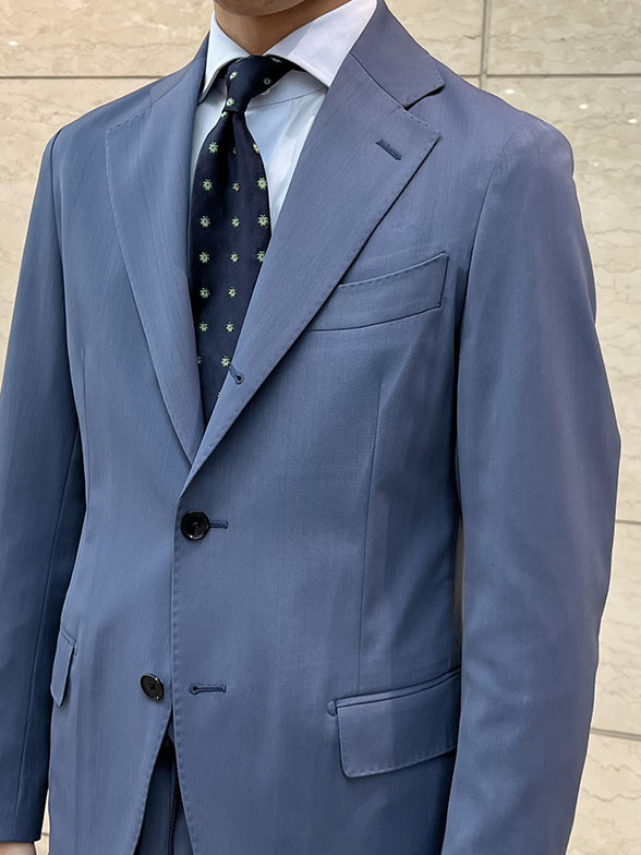 目を惹くブルーセットアップ