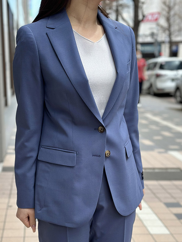 女性らしさを引き立てるセットアップ