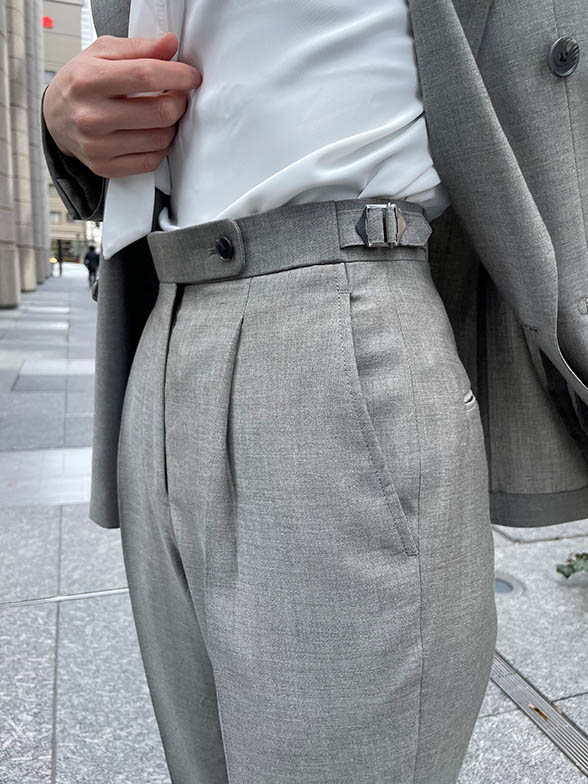 裾長めパンツにピンヒールでエレガンな着こなし