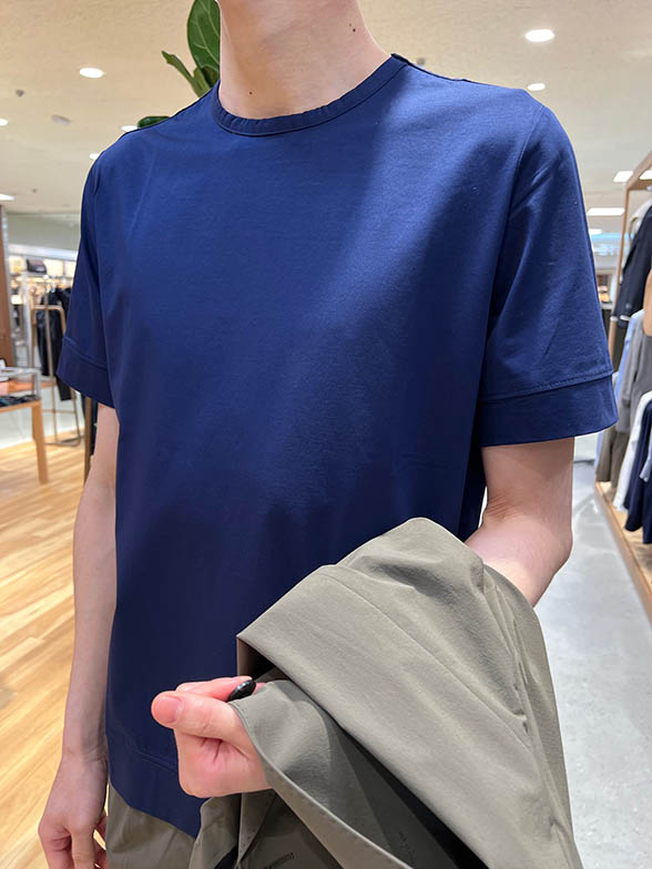 オリーブグリーンカラーで春らしく