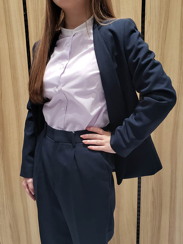 エレガントな雰囲気のノーカラー