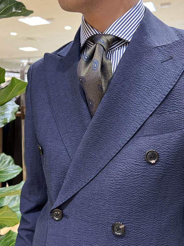 シアサッカー生地のスーツで爽やかに