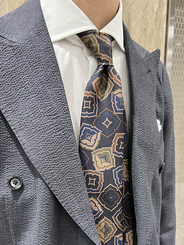 サッカー生地をシックに着こなすコーデ