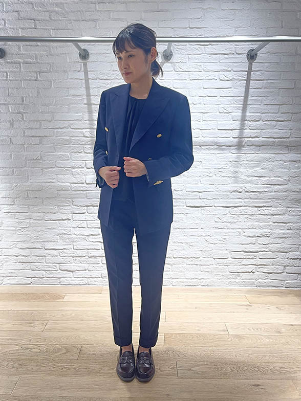 金ボタンが映えるネイビースーツ